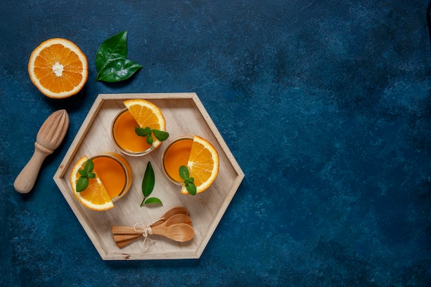 Comida sana, bienestar y concepto de pérdida de peso, mango natural orgánico fresco y batido de naranja.