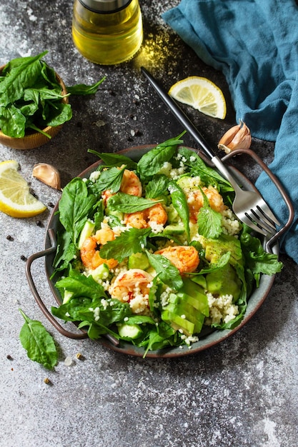 Comida sana Cena dietética Ensalada de cuscús con rúcula, aguacate y camarones a la parrilla