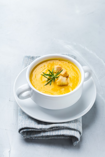 Comida sana, concepto de alimentación limpia. Vegetales de otoño picantes de temporada cremosa sopa de calabaza y zanahoria con ingredientes sobre una mesa. Copiar el fondo del espacio