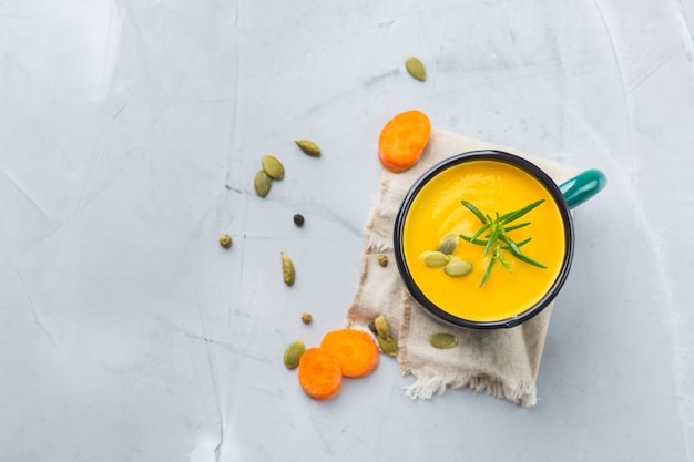 Comida sana, concepto de alimentación limpia. Vegetales de otoño picantes de temporada cremosa sopa de calabaza y zanahoria con ingredientes sobre una mesa. Endecha plana, copia de fondo del espacio