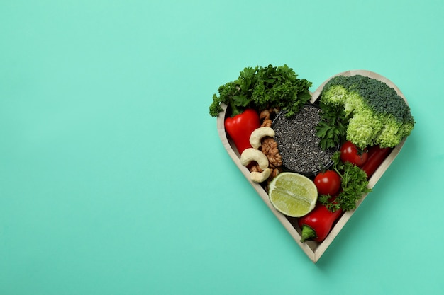 Comida sana en corazón sobre fondo de menta