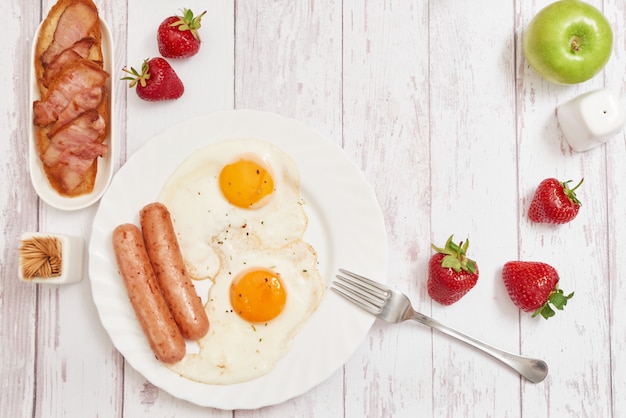 Comida sana. Desayuno continental en habitación o cama de hotel. Huevos fritos con salchichas. Taza de cafe. Plantilla de menú. Cocina. Cocinando. Romántico desayuno francés o rural en San Valentín.