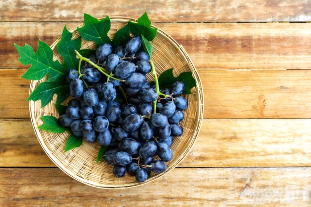 Comida sana de la dieta de la fruta de la uva de la visión superior en la tabla de madera