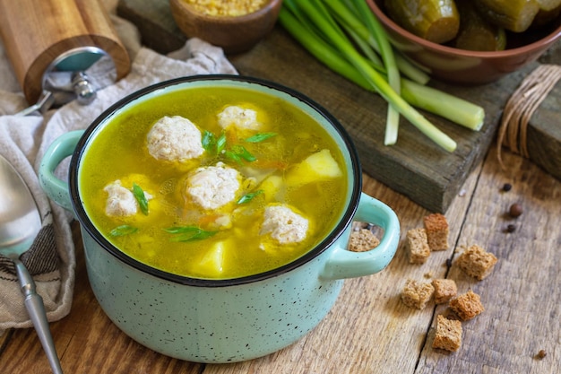 Comida sana y dietética Sopa con albóndigas y bulgur en una mesa de madera