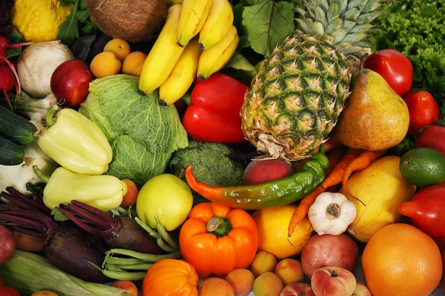 Comida sana. diferentes frutas en la mesa.