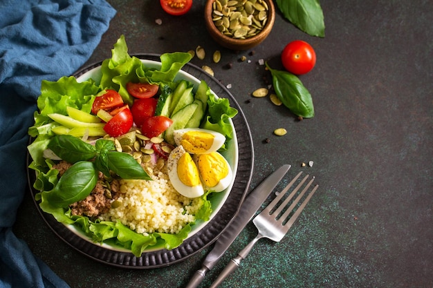 Comida sana Ensalada de atún con huevo, lechuga, quinua, verduras y semillas de calabaza. Copiar espacio.