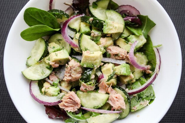 Comida sana. Ensalada de pepino, atún y aguacate.