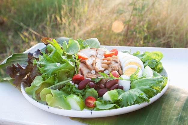 Foto comida sana, ensalada de pollo y huevo cocido.