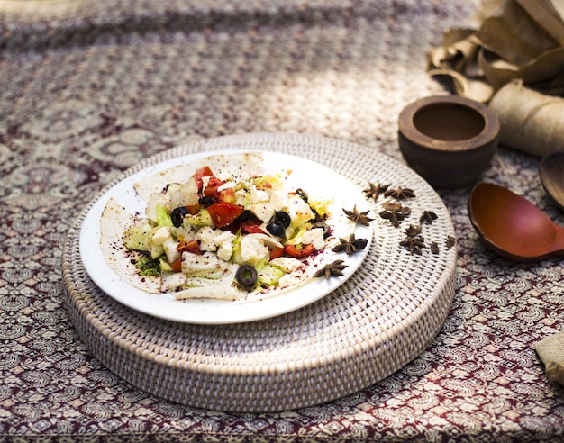 Comida sana. Ensalada de verduras servida en restaurante