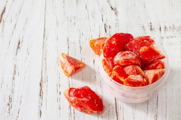 La comida sana es comida congelada para el invierno Recipientes con tomates congelados Espacio de copia