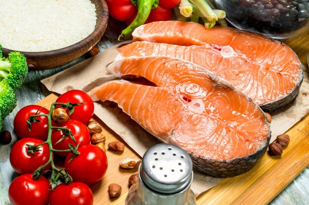 Foto comida sana filetes de salmón con comida orgánica