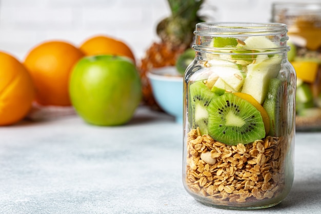 Comida sana: gachas de avena con fruta sobre la mesa.