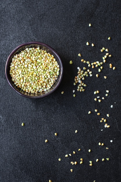 Comida sana de grano de trigo sarraceno verde, comida sana