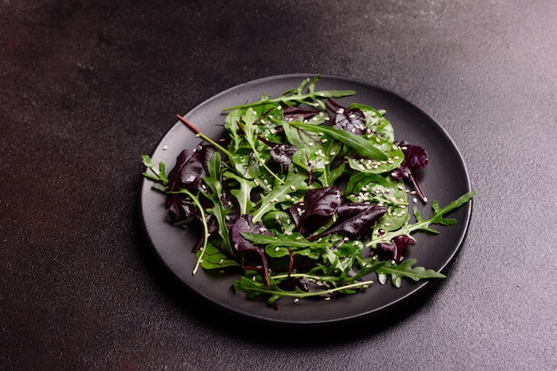 Comida sana, mezcla de ensalada con rúcula, espinacas, sangre de toro, hojas de remolacha y microgreens.