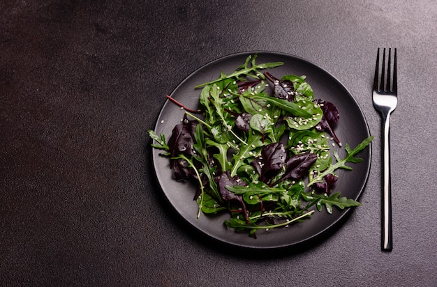 Comida sana, mezcla de ensalada con rúcula, espinacas, sangre de toro, hojas de remolacha y microgreens.