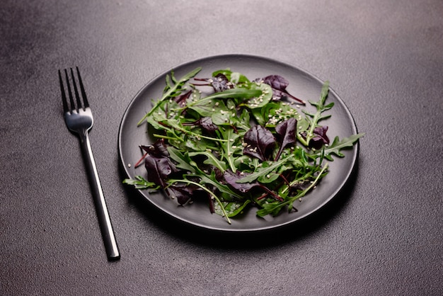 Comida sana, mezcla de ensalada con rúcula, espinacas, sangre de toro, hojas de remolacha y microgreens.