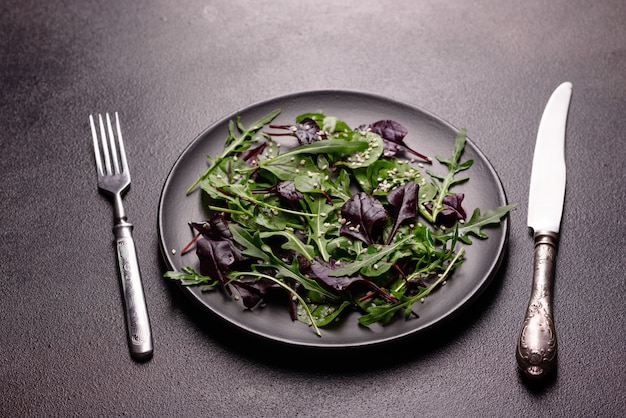 Comida sana, mezcla de ensalada con rúcula, espinacas, sangre de toro, hojas de remolacha y microgreens.