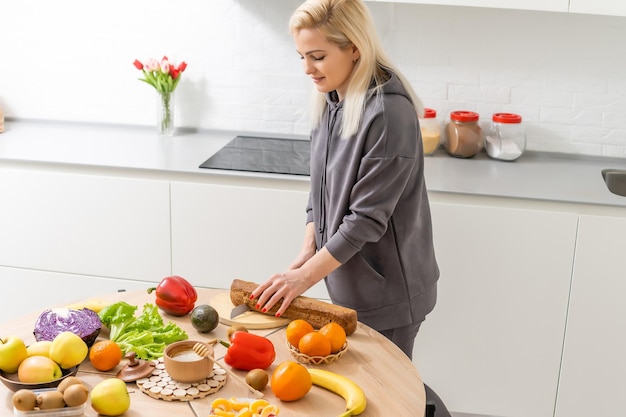 Comida sana. Mujer preparando frutas y verduras.