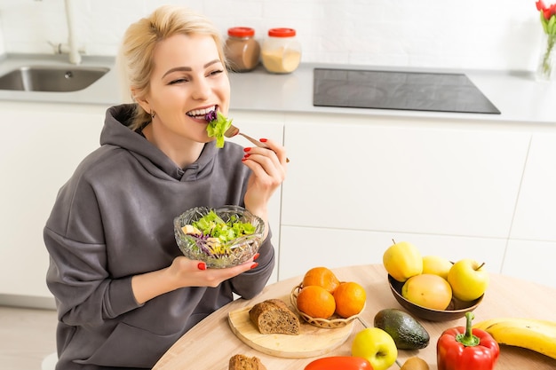 Comida sana. Mujer preparando frutas y verduras.