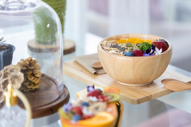 Comida sana en un recipiente de madera colocado sobre una mesa