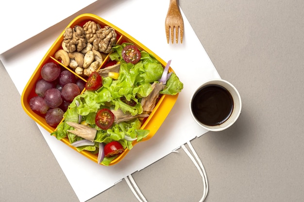 Comida sana en recipiente de plástico lista para comer con casera