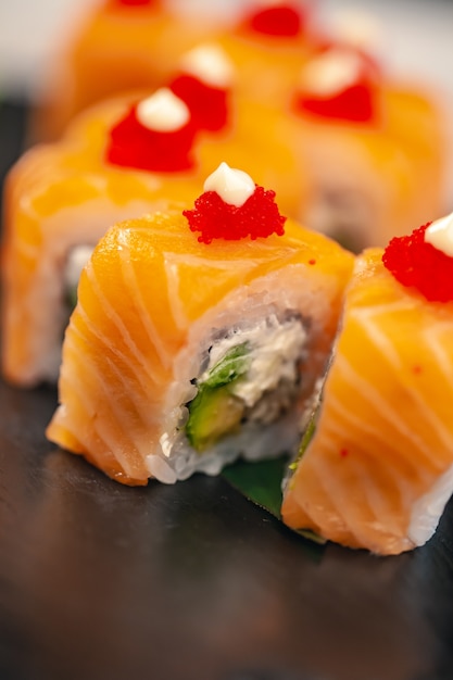 Comida sana. Restaurante japonés. Rollo de sushi