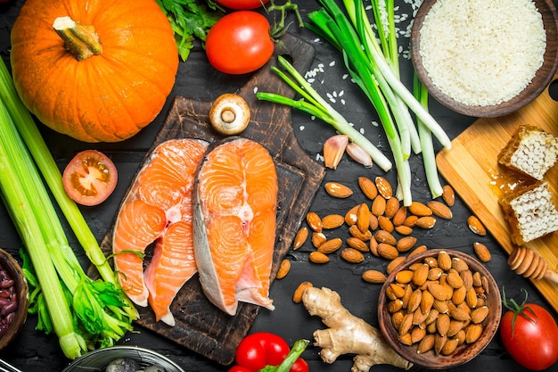 Foto comida sana salmón con verduras y hierbas orgánicas