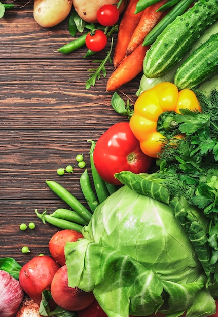 Comida sana Surtido de verduras y hierbas orgánicas frescas de verano sobre fondo de mesa de madera