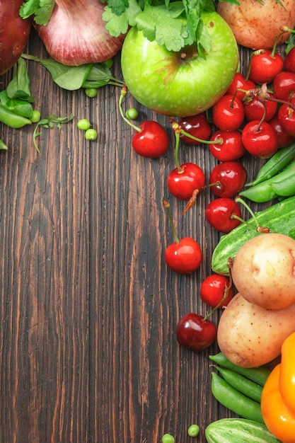 Comida sana Surtido de verduras orgánicas frescas de verano frutas y bayas sobre fondo de mesa de madera