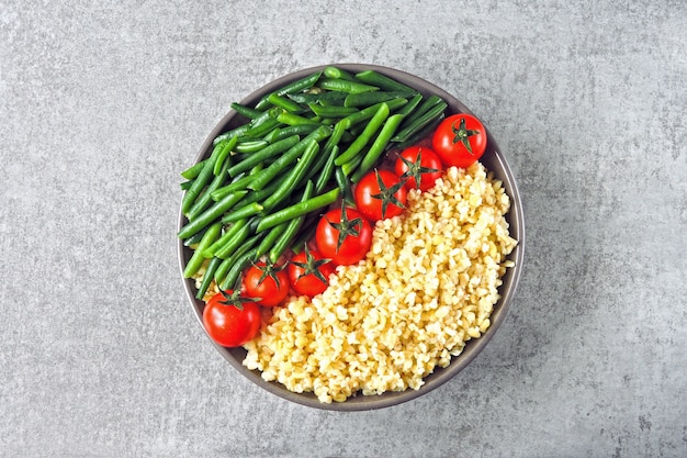 Comida sana en un tazón. Tazón de almuerzo vegano.