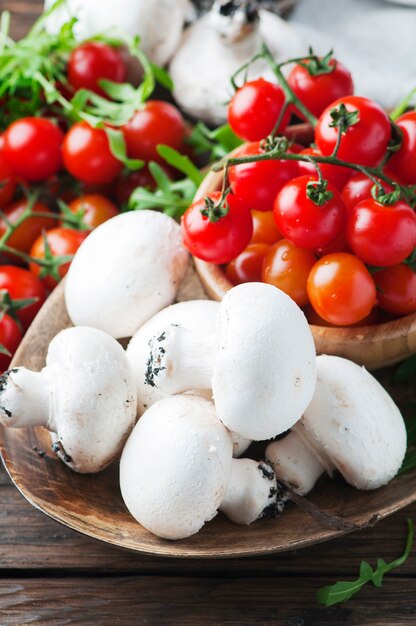 Comida sana con tomate y champiñón