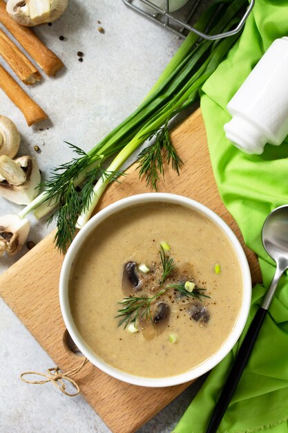 Comida sana vegana y dietética Puré de sopa de champiñones con crema de champiñones y verduras Vista superior