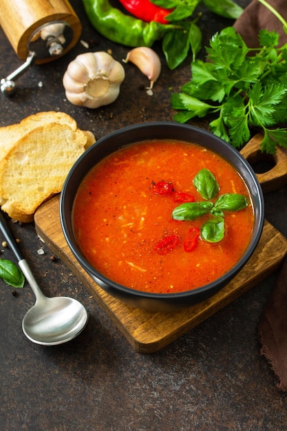 Comida sana vegana Sopa de tomate o gazpacho en una mesa de piedra o pizarra oscura Espacio de copia