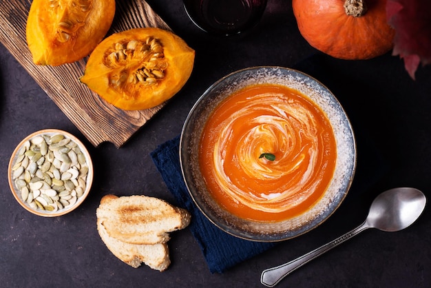 Comida sana vegetariana en puré, sopa de crema de calabaza.