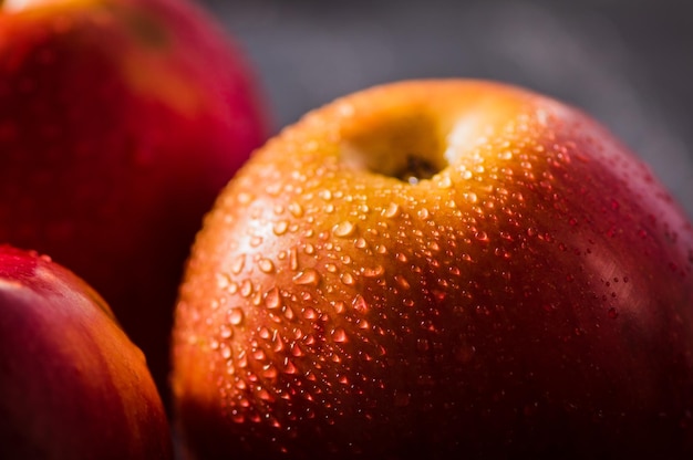 Comida sana para vegetarianosManzanas frescas en un plato