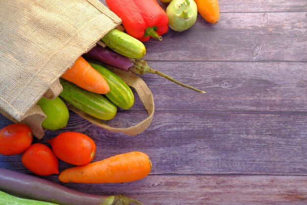 Comida sana con verduras bolsa de papel reutilizable en blanco