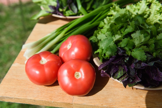 Comida sana verduras frescas en la mesa