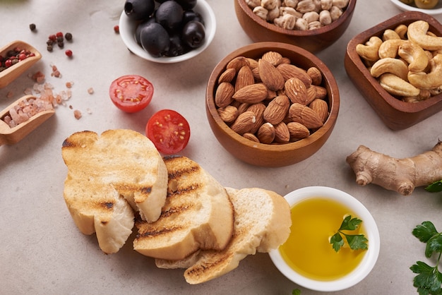 Comida sana. Verduras, limón y garbanzos sobre superficie de hormigón, comida vegetariana o concepto de cocina mediterránea, copie el espacio. Frutas, verduras, cereales, frutos secos, aceite de oliva en la mesa de madera.