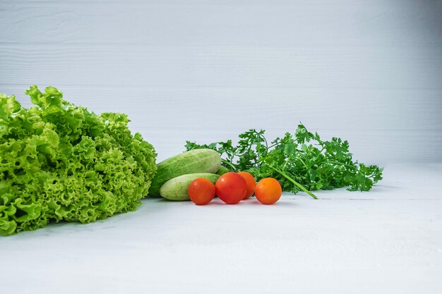 Comida sana. Verduras sobre un fondo blanco de madera