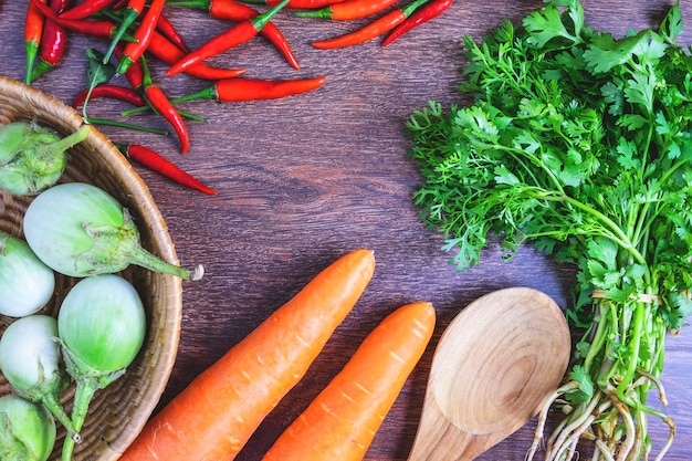 Comida sana. Verduras sobre fondo de madera.