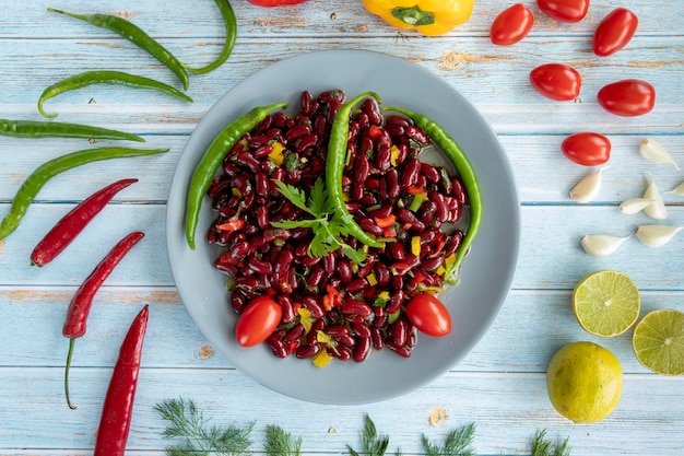 Comida saudável aperitivo de feijão mexicano sobre fundo azul de madeira