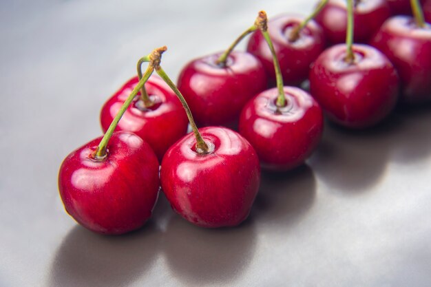 Comida saudável com cereja fresca no café da manhã
