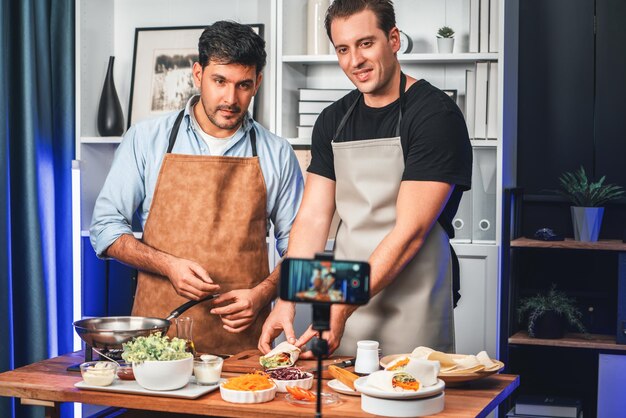 Comida saudável com chefs influentes apresentando rolos de salada frescos Vendíveis