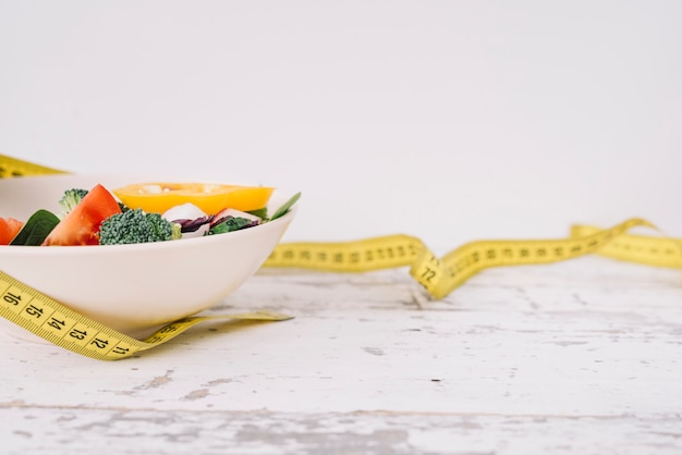 Foto comida saudável e fita de medição