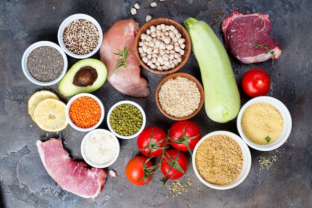 Comida saudável e orgânica limpa a opção de comer incluindo certas proteínas previne câncer