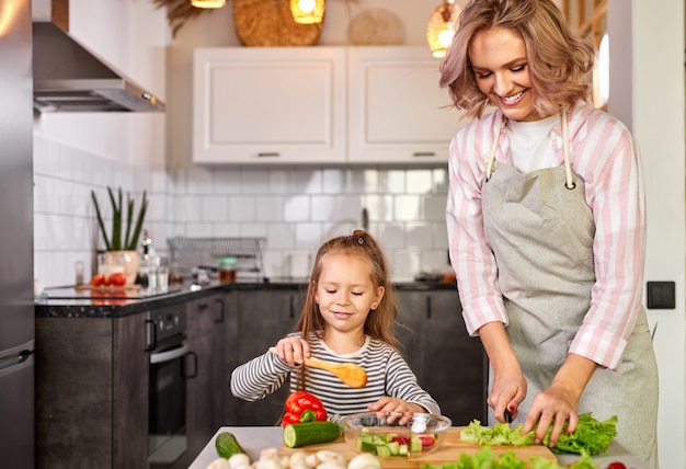 Comida saudável em casa. família caucasiana feliz na cozinha