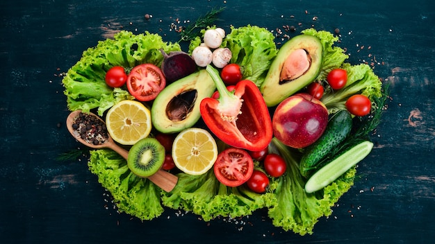 Comida saudável Legumes e frutas Em um fundo preto de madeira Vista superior Copie o espaço