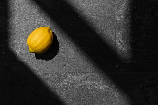 comida saudável limão na vista superior de fundo escuro