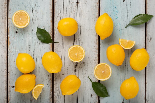 Comida saudável Limões, fonte de vitamina C, muitos limões em um fundo azul de madeira