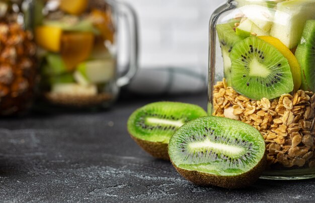 Comida saudável: mingau com frutas na mesa.